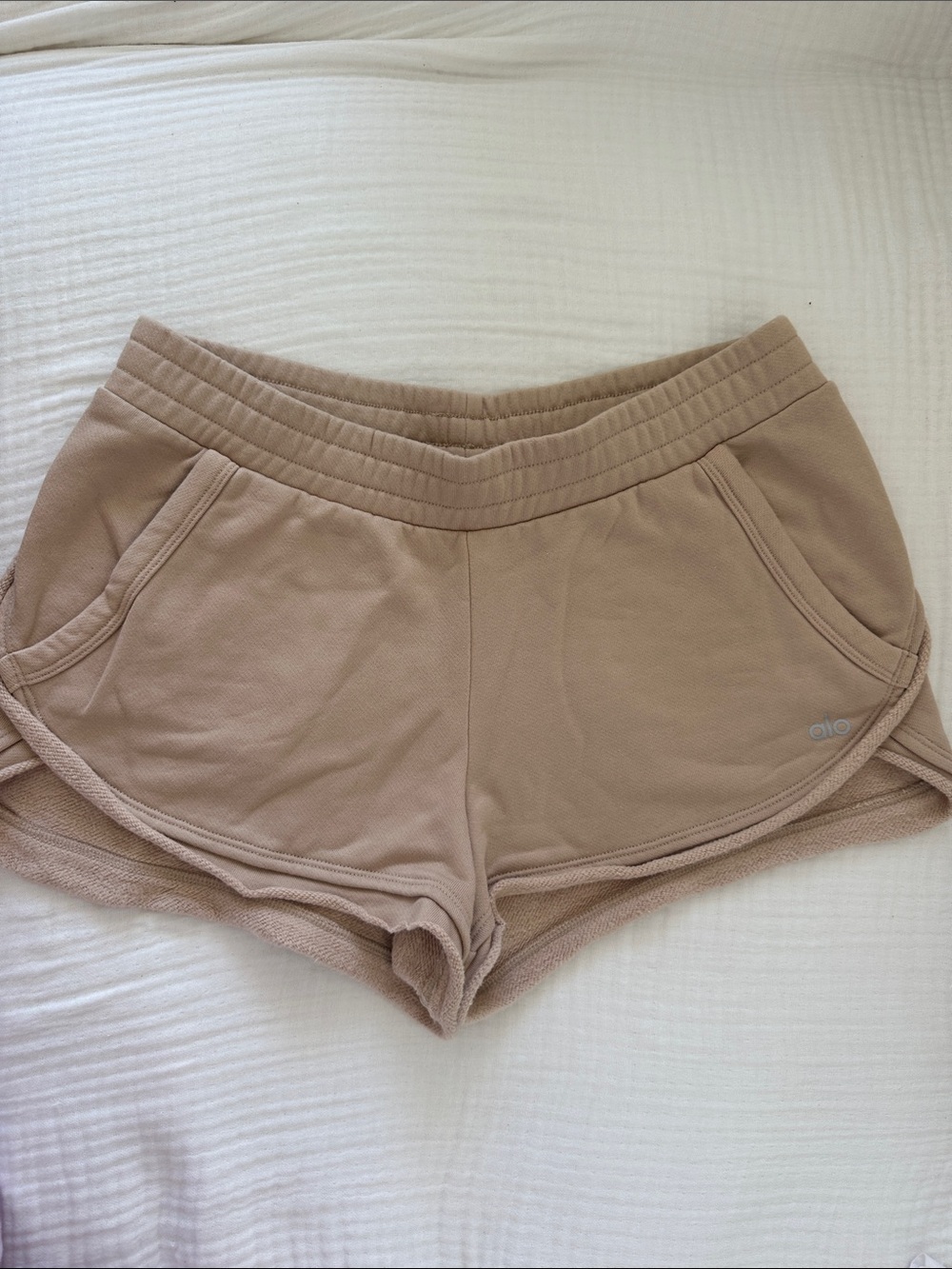 ALO Yoga Women's Beige/Dusty Tan Athletic Lounge Shorts